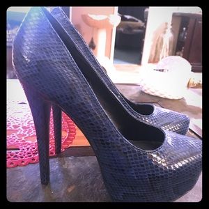 Steve Madden blue snakeskin pumps